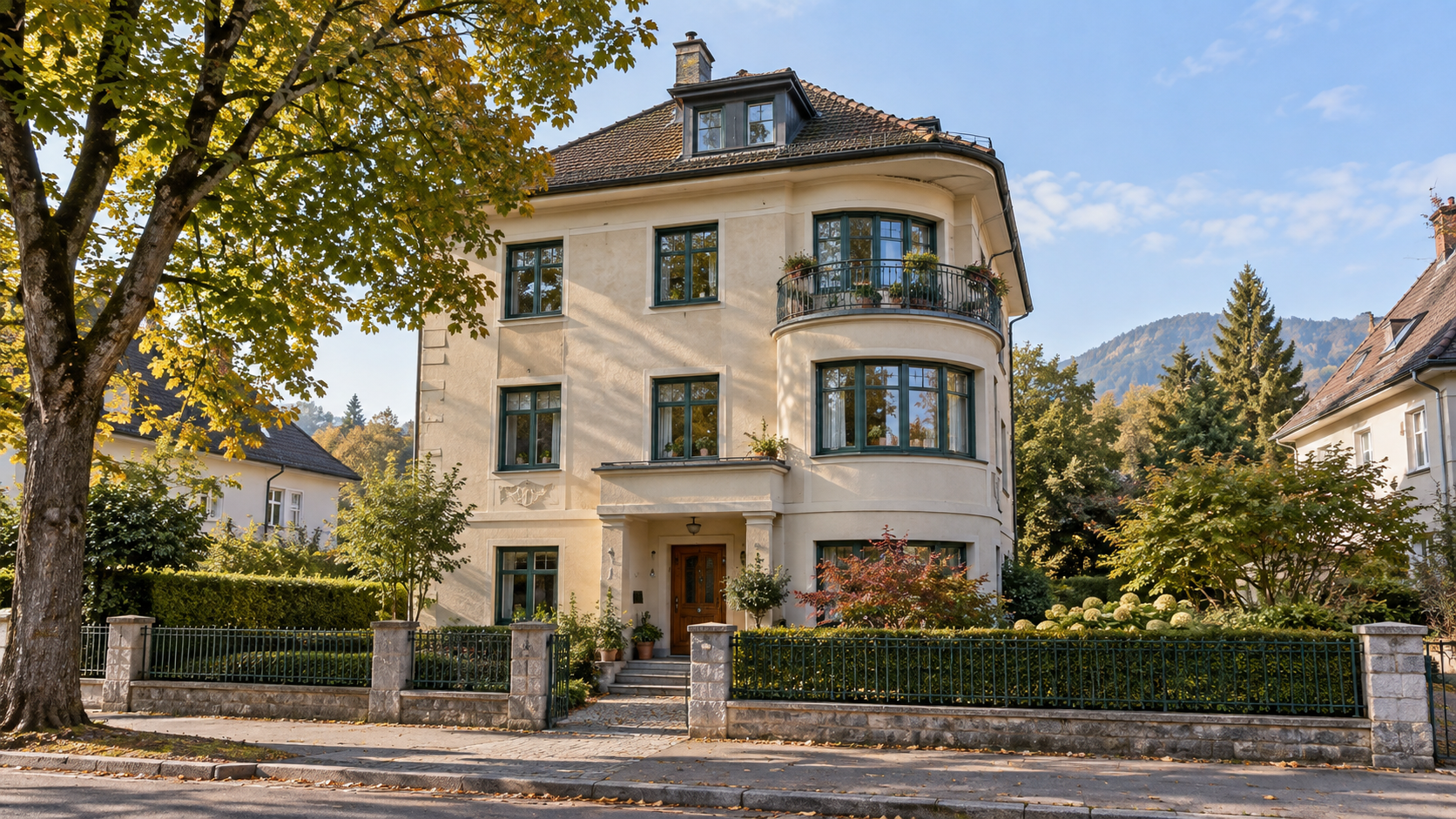 Charaktervolles österreichisches Wohnhaus mit gerundetem Balkon und Garten